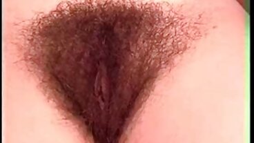 그녀가 그녀의 성기에 가진 것 중 가장 큰 검은색 소시지를 제공합니다.