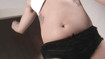 뜨거운 쿠거는 그녀의 음부를 의붓 아들에게 제공합니다.
