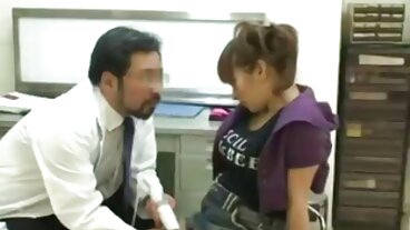Alura Jenson의 뚱뚱한 탄력있는 가슴과 둥근 엉덩이는 그녀의 변태 창녀