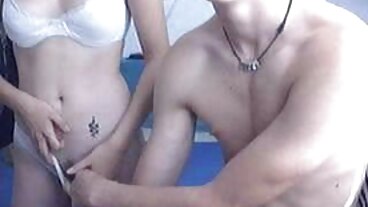 Reality Kings: PornHD의 장미 침대에서 Ginebra Bellucci 엉덩이 빌어 먹을