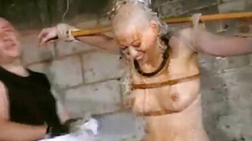 젤리 아내 Sofia Lee는 Hubby Fucking Plastic SexToys를 잡는다!