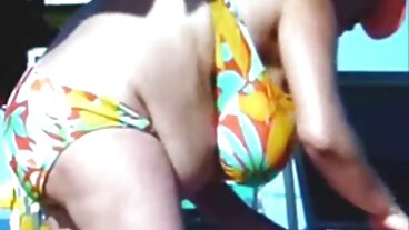 MILF 쿠거는 남자 먹이를 사냥하기 위해
