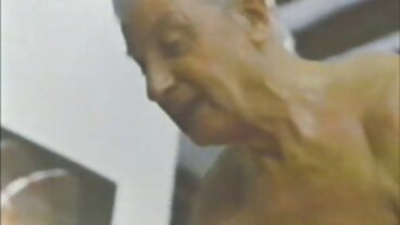 뜨거운 쿠거는 그녀의 음부를 의붓 아들에게 제공합니다.