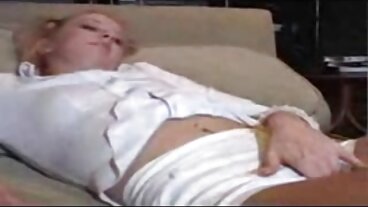 종말 이후의 생존자 거유 금발은 피난처와 거시기를 찾습니다