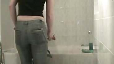 강력한 금발의 새엄마는 핥기를 주문